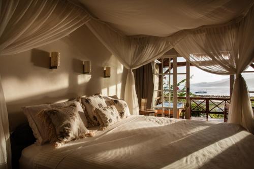 吉利阿尔Serenity Luxurious Beachfront Villa & Spa with private Infinity Pool, 8 Guests的一间卧室设有一张床,享有海景