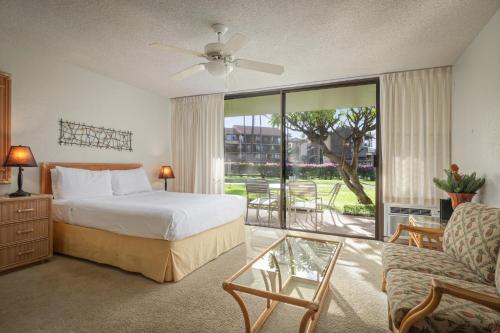 拉海纳阿斯顿帕帕克度假酒店的一间卧室配有一张床、一张沙发和一个窗口