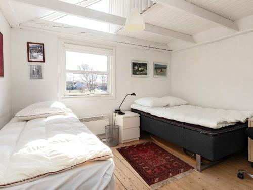 NibeHoliday home Nibe VII的一间卧室设有两张床和窗户。