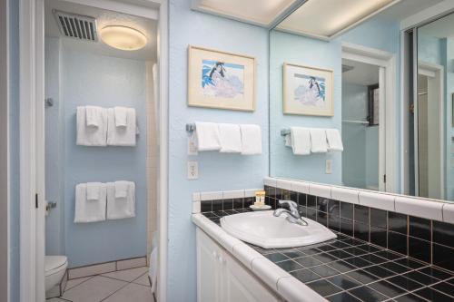 拉海纳阿斯顿帕帕克度假酒店的一间带水槽和镜子的浴室