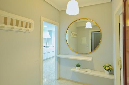 科尔多瓦Albéniz的一间带镜子和水槽的浴室