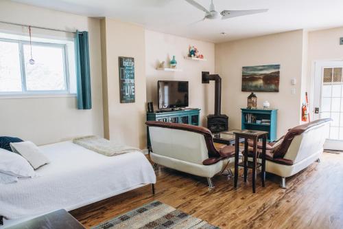 萨波海滩Dreamers Writing Farm, 3 Wooded Acres, Hepworth的卧室配有一张床、一张桌子和椅子