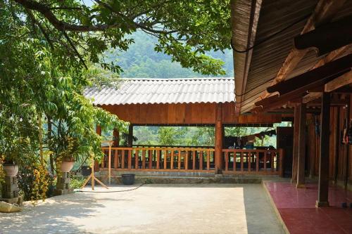 Ye Yen Sun CayA Hòa Homestay的木结构建筑,设有门廊和木栅栏