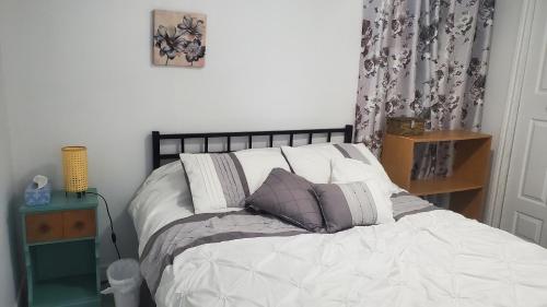 阿尔马L'escale du routard的卧室内的一张带枕头的床