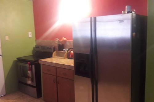 CouvaSpacious Home的厨房配有不锈钢冰箱和炉灶。