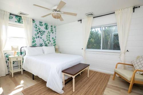 五月岬郡Cozy getaway - 5 min drive to beach的一间卧室配有一张床和吊扇
