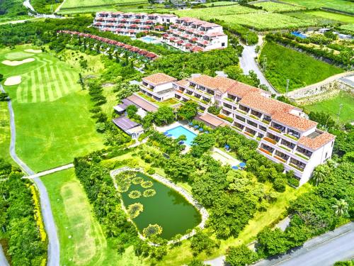 宫古岛汐姬 繁花海湾套房酒店的享有带池塘的度假大厦的空中景致