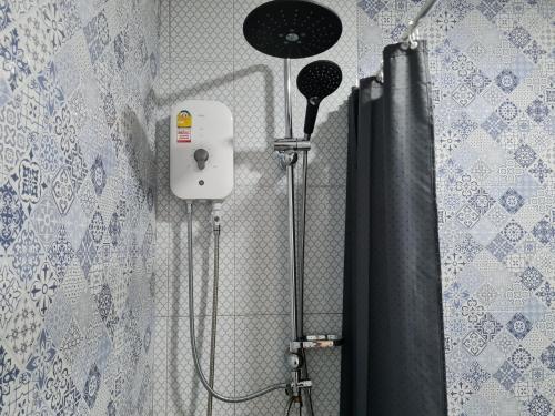 合艾The Greenergy - NO ELEVATOR的一间带黑色淋浴帘的淋浴的浴室