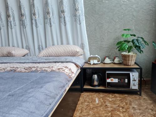 合艾The Greenergy - NO ELEVATOR的一间卧室配有两张床和一张带收音机的桌子