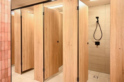 悉尼内特之家背包客悉尼旅舍的浴室里一排木制储物柜