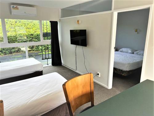 奥克兰兰夫利长荣汽车旅馆 的一间酒店客房,设有两张床和电视