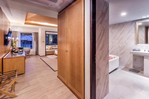 清迈约克提精品酒店的浴室配有木制橱柜和浴缸。