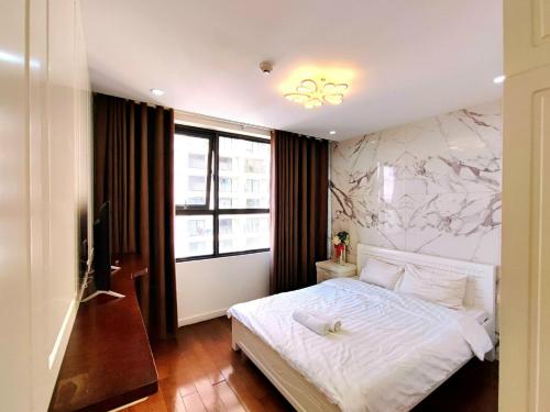 河内Linh Homestay的卧室设有白色的床和大窗户