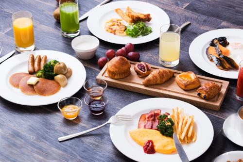 东京JR东日本大都会大饭店东京城的餐桌,带早餐盘和橙汁