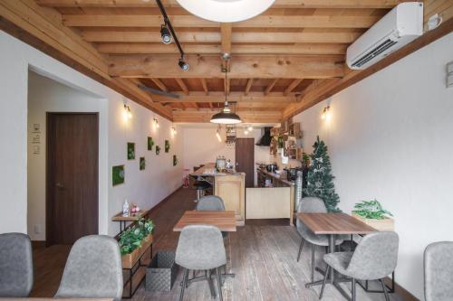 七饭YUKARA LEAF LODGE的一间带桌椅的用餐室和一间厨房