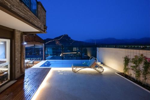 密云古北水镇-山水墅的夜晚在房子屋顶上的游泳池