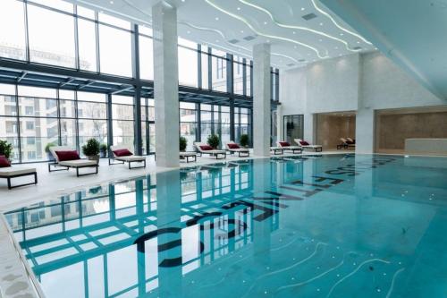 巴库Sabah Residance的一座大型游泳池,位于一座带窗户的建筑内