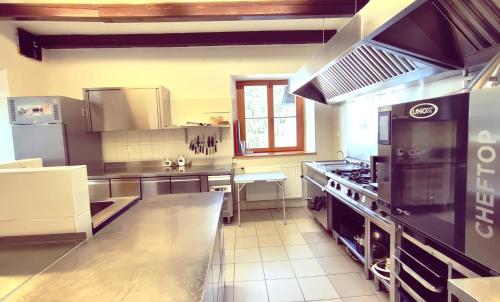 卢瑟Villa Šumik- Peaceful Hideaway的一个带大炉灶的大厨房 顶部烤箱