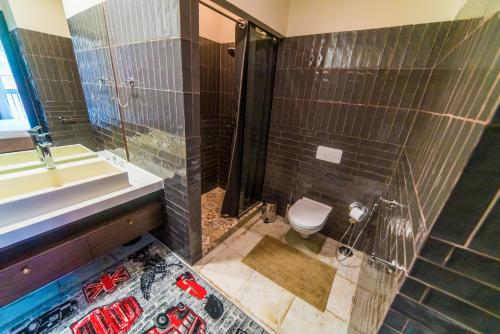 阿拉木图Manica Esentai City的带淋浴、卫生间和盥洗盆的浴室