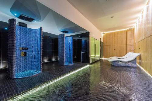 吉隆坡Star Residences KLCC的带淋浴的浴室(带蓝色玻璃)