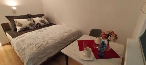 索斯诺维茨Apartament Sosnowiec - Kazimierz Górniczy的一间小卧室,配有一张床和一张桌子