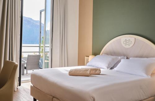 吉法奇珐酒店的卧室设有一张大白色的床和大窗户