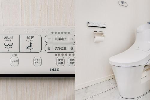 东京92sqm misa,House,Ueno sky tree area, free wifi 3LDK的一间带卫生间的浴室和墙上的标志