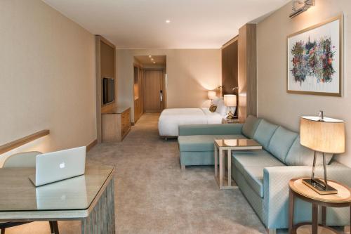 伊斯坦布尔万丽波拉特伊斯坦布尔酒店 的酒店客房设有一张沙发和一张床