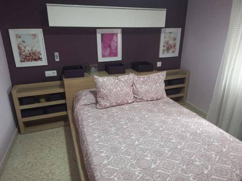 罗塔Piso en la Costilla-Rota的一间卧室配有一张紫色墙壁的床