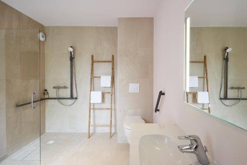 CroixLe Domaine des Diamants Blancs的一间带水槽和淋浴的浴室