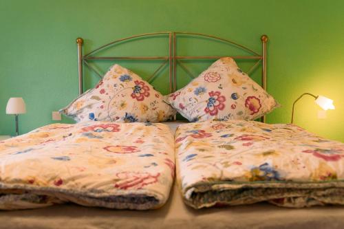 波鸿Haus Oveney的两张带枕头的床铺,彼此相连