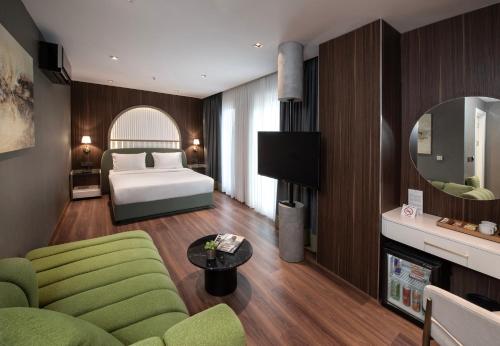 伊斯坦布尔波斯佛拉酒店的一间卧室配有一张床、一张沙发和一张桌子