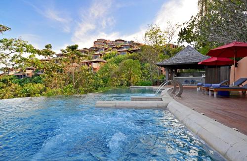 攀瓦海滩Sri Panwa Phuket Luxury Pool Villa Hotel - SHA Plus的一个带甲板和房子的游泳池