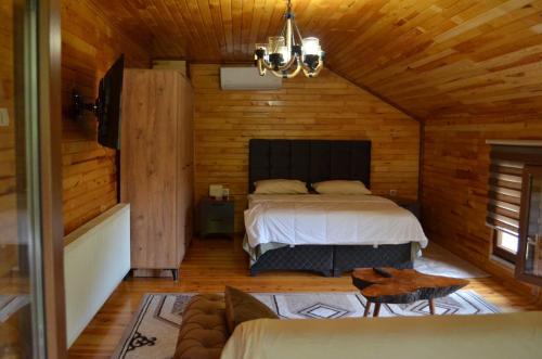 特拉布宗Trabzon green valley villa的小木屋内一间卧室,配有一张床