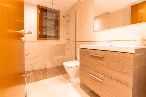圣何塞德萨塔莱阿Beautiful Villa Bohemia Ibiza的一间带水槽和卫生间的浴室