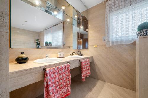 拉梅特拉·德·玛尔Vila Roser的一间带水槽和镜子的浴室