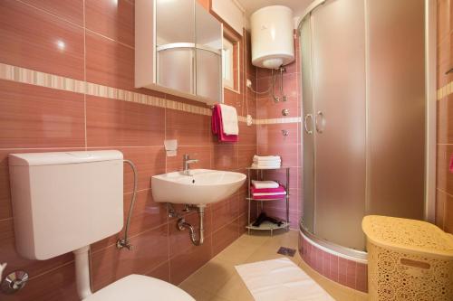 特罗吉尔Apartments Bandić - 30 meters to the beach的一间带卫生间和水槽的浴室