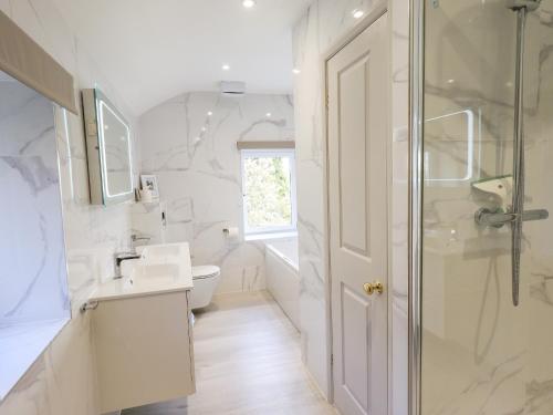 安布尔塞德Rawfell的白色的浴室设有水槽和淋浴。