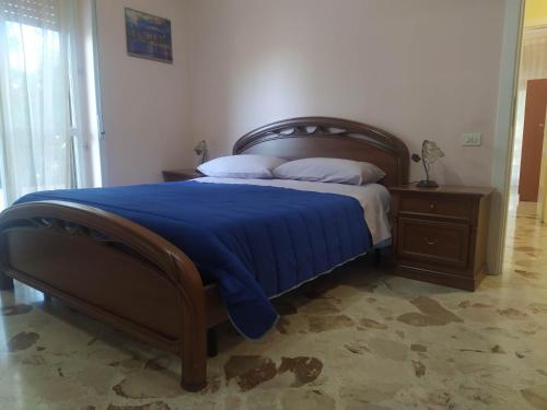 萨莱诺Nel Giardino Fiorito的一间卧室配有一张带蓝色毯子的大床