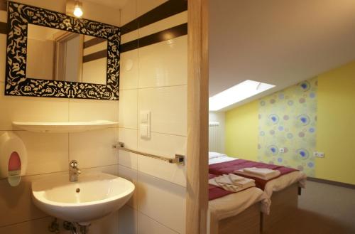 卡维勒Hotel Villa Sandi - free parking的一间带水槽和镜子的浴室
