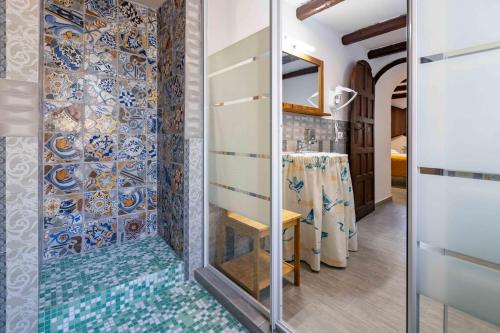 阿巴迪亚圣萨尔瓦托雷La Corteccia del Faggio的浴室设有蓝色和白色瓷砖淋浴。