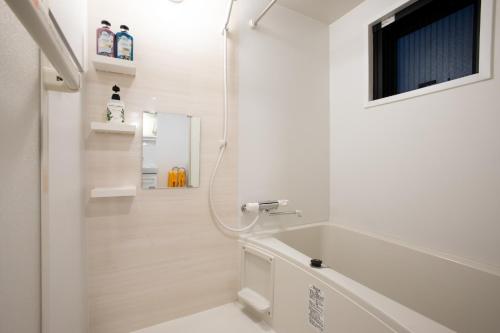 东京Laffitte Okachimachi - Vacation STAY 8305的带淋浴和盥洗盆的白色浴室