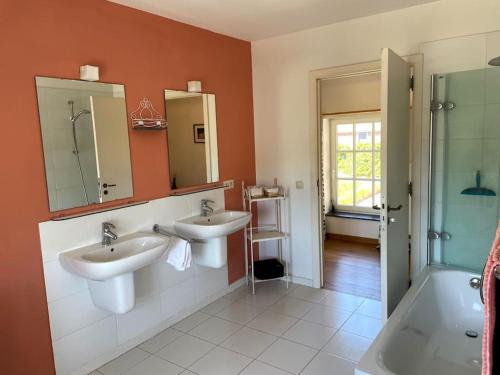 Frasnes-lez-GosseliesCottage entier : 6 à 8 personnes - La Ferme du Try的一间带两个盥洗盆和淋浴的浴室