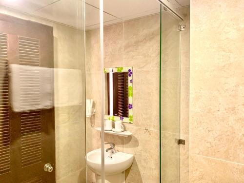 会安Aman Boutique Hotel的浴室配有卫生间、盥洗盆和淋浴。