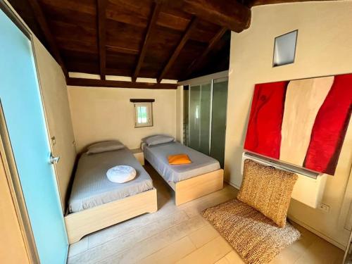 萨索马可尼Borgo Storico Il Casetto的一间设有两张床和椅子的房间