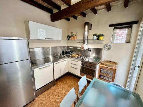 萨索马可尼Borgo Storico Il Casetto的一间厨房,内配不锈钢用具