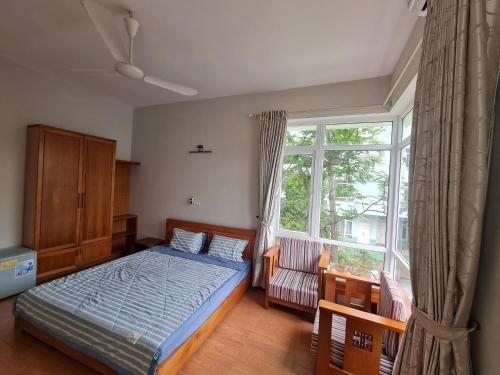 清化Eureka Resort, Hai Tien Beach的一间卧室设有一张床和一个窗口