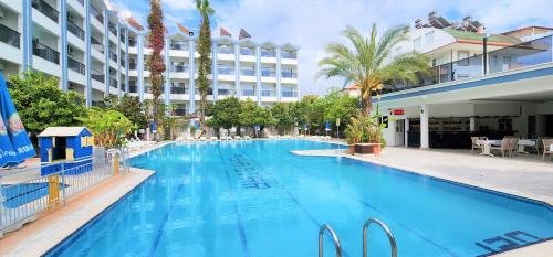 锡德Gazipasa Star Otel的酒店前方的大型游泳池