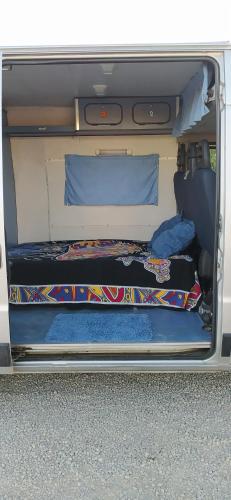 圣塔格鲁迪斯Casa movil的车背上装有两张床的货车