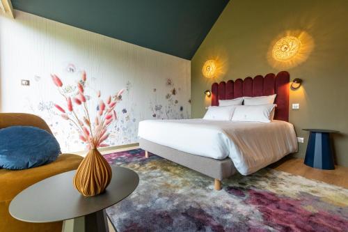 阿宰勒里多彭姆彭阿客栈的一间卧室配有一张大床和红色床头板